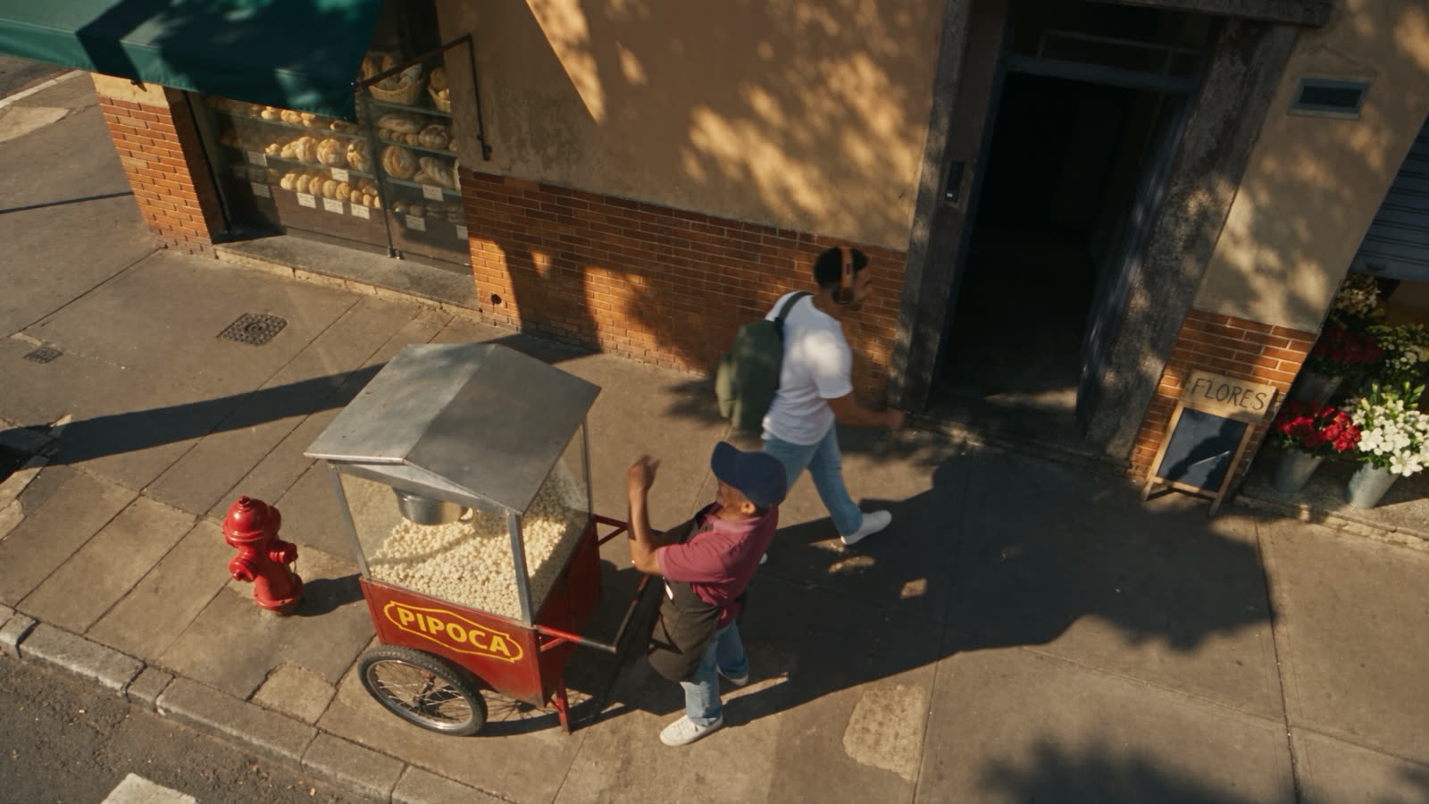 The popcorn cart seen from above, on the corner
