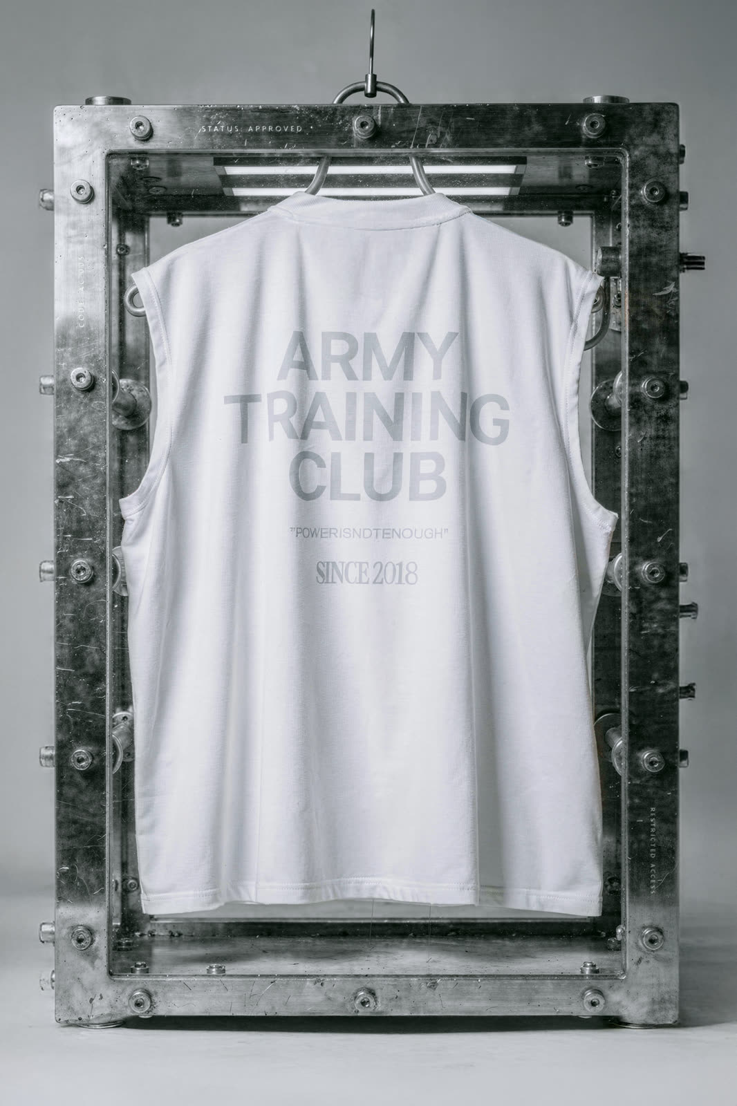Regata branca, costas, com a estampa Army Training Club