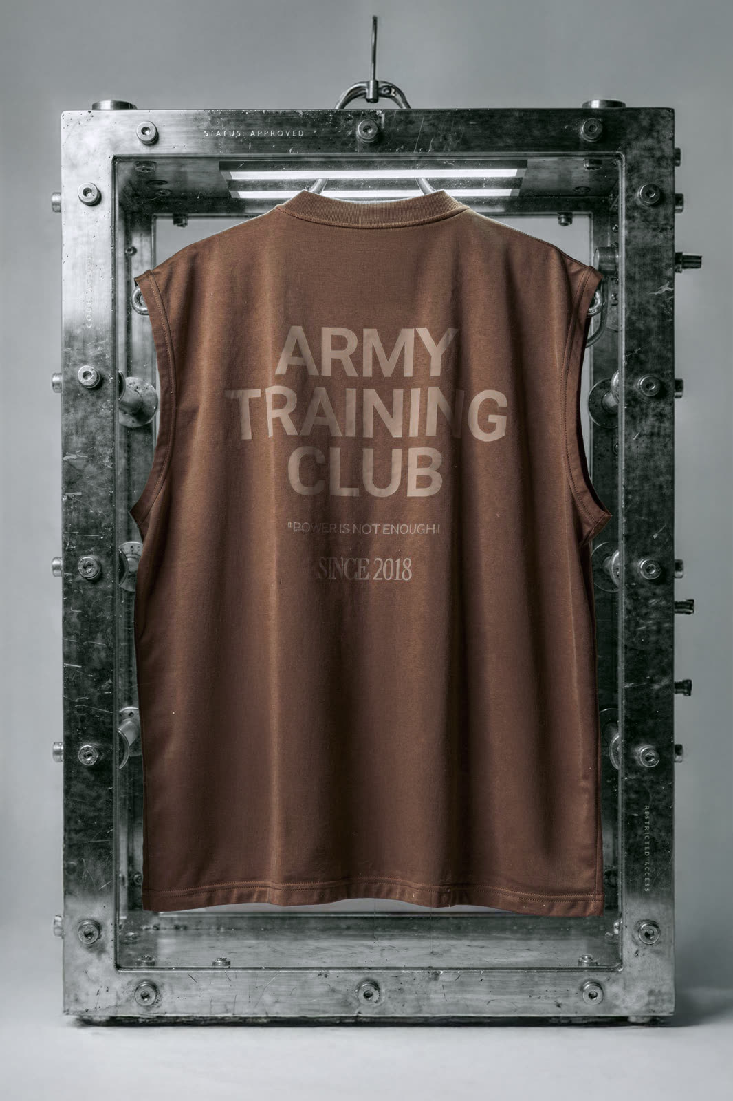 Regata marrom, costas, com a estampa Army Training Club